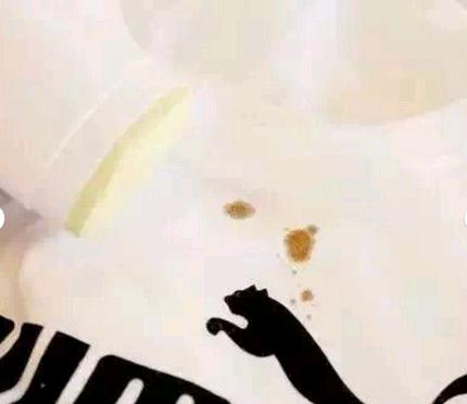 洗衣服被别的衣服染上色怎么洗掉,衣服染上杨梅汁用什么方法能洗掉