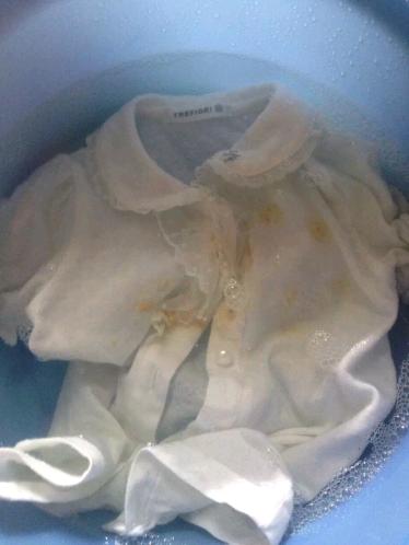洗衣服被别的衣服染上色怎么洗掉,衣服染上杨梅汁用什么方法能洗掉