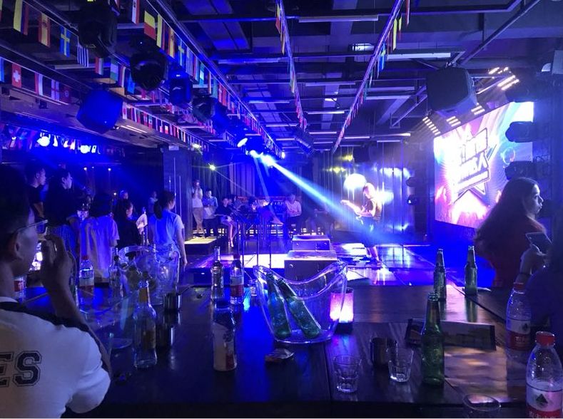 在荆州的这家网红酒吧里，我们都是彼此的摆渡人……