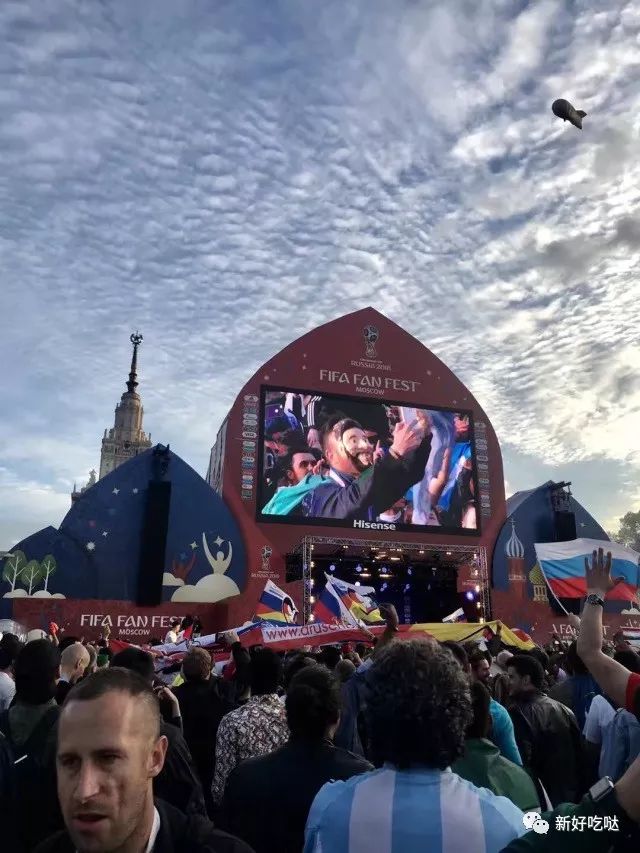 逛吃｜足球宝贝变身留俄食探笑成桃花眼跟着美女小姐姐吃遍世界杯