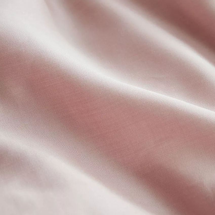 什么面料夏天穿最舒服不沾灰,睡衣光滑不粘毛面料