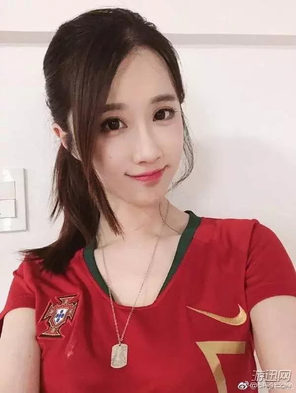 女主播想“奶一口”世界杯直播踢足球，还有“假摔”惹人围观