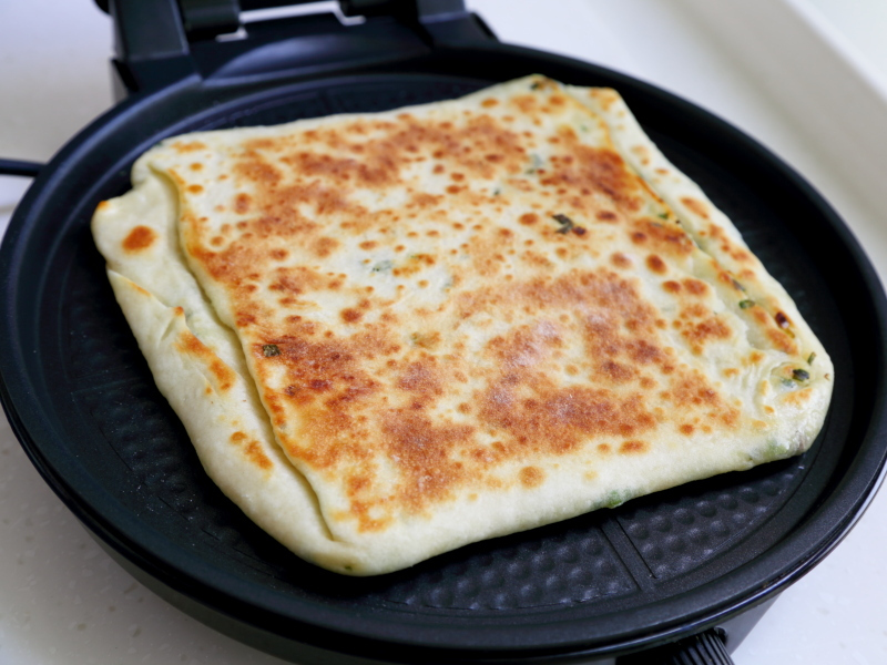 发面千层饼葱油的家常做法,葱油千层饼的做法电饼铛