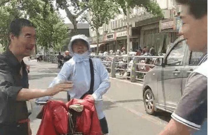 环卫工刮车后主动赔偿,把车刮了让环卫工赔4块钱