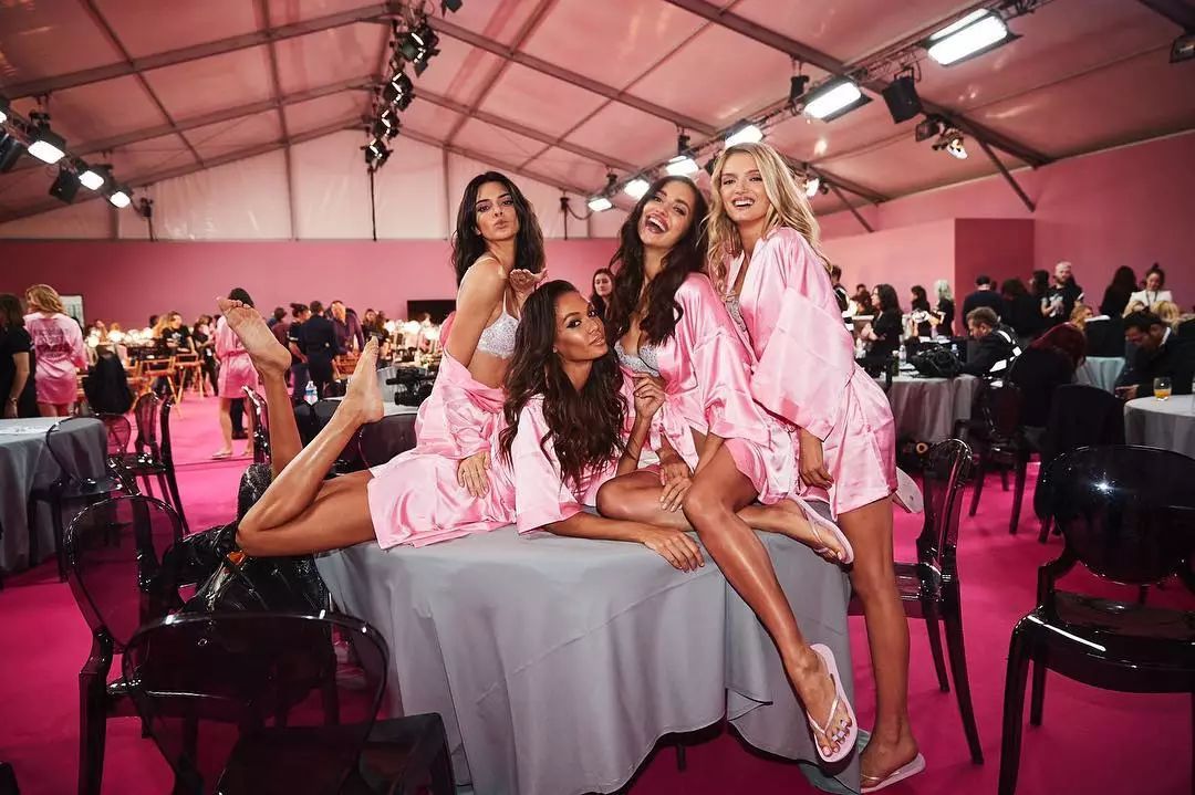 想不到总裁C罗输给了这个男人！其交往5年的超模女友被他拿下了