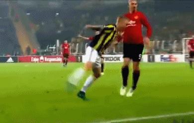 伊布玩花式足球,功夫足球代言人武僧佩佩