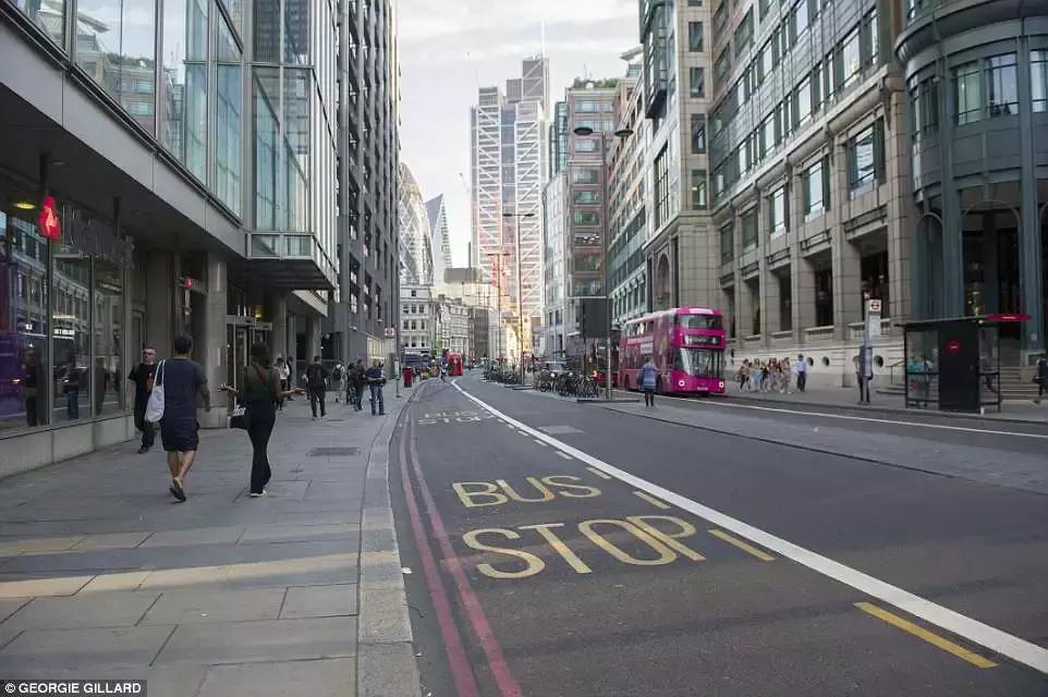 大街一个人都没有，赢球后……世界杯中的英国，有点诡异啊……