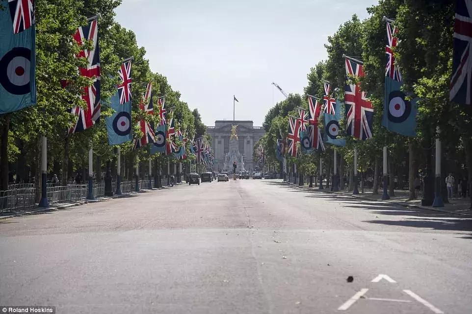 大街一个人都没有，赢球后……世界杯中的英国，有点诡异啊……