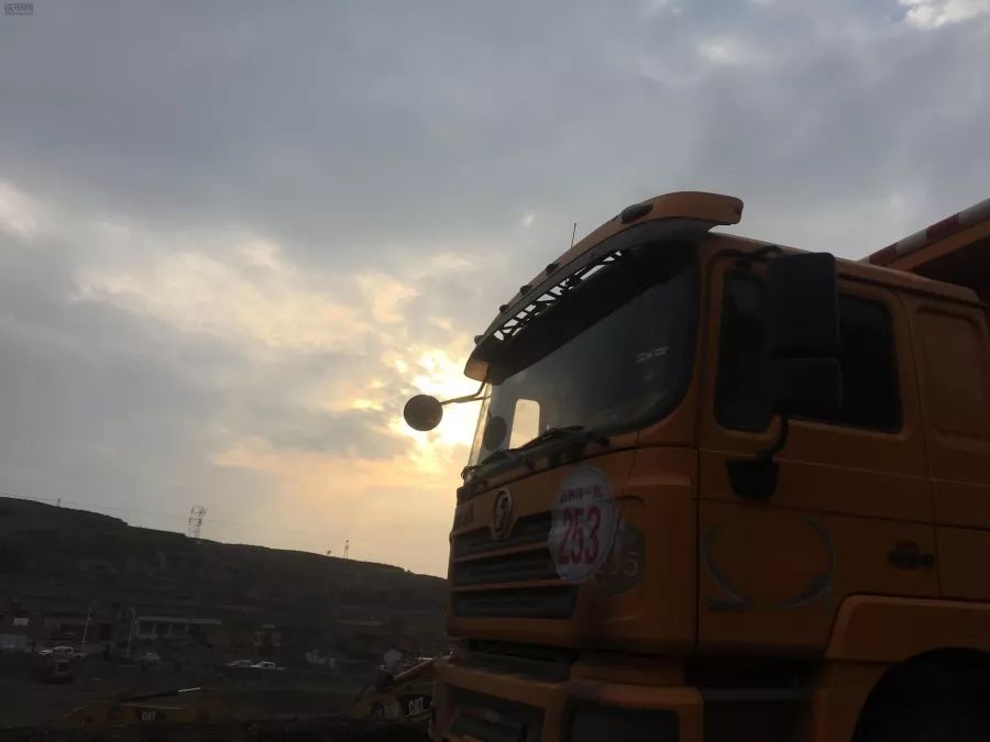 真“机”不怕火炼，李波驾驶沃尔沃挖机与死神擦肩而过