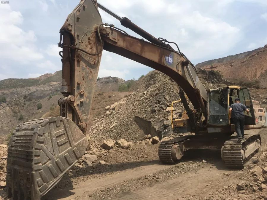 真“机”不怕火炼，李波驾驶沃尔沃挖机与死神擦肩而过