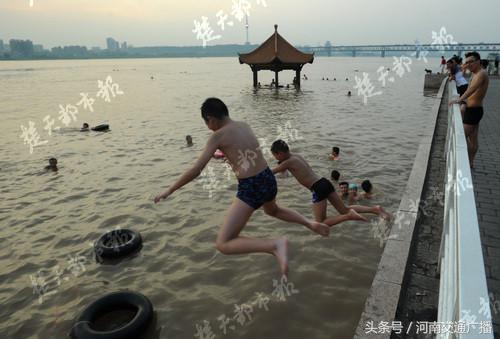 游泳馆更衣室女性带儿子,妈妈带孩子进澡堂被拒