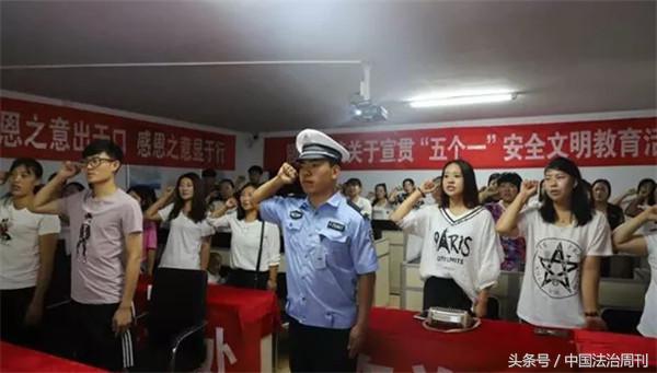 交警进驾校开展文明交通安全宣传,腾龙驾校兴和