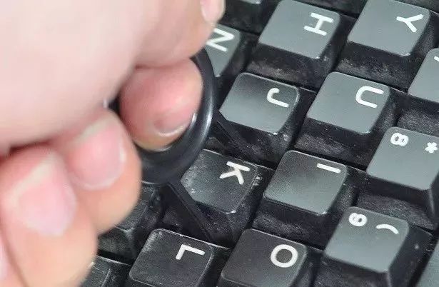 锤哥清理键盘,铅锤哥