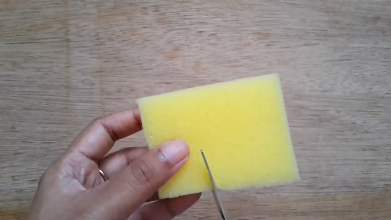 制作简单的海绵宝宝娃娃,用海绵纸给娃娃做鞋子