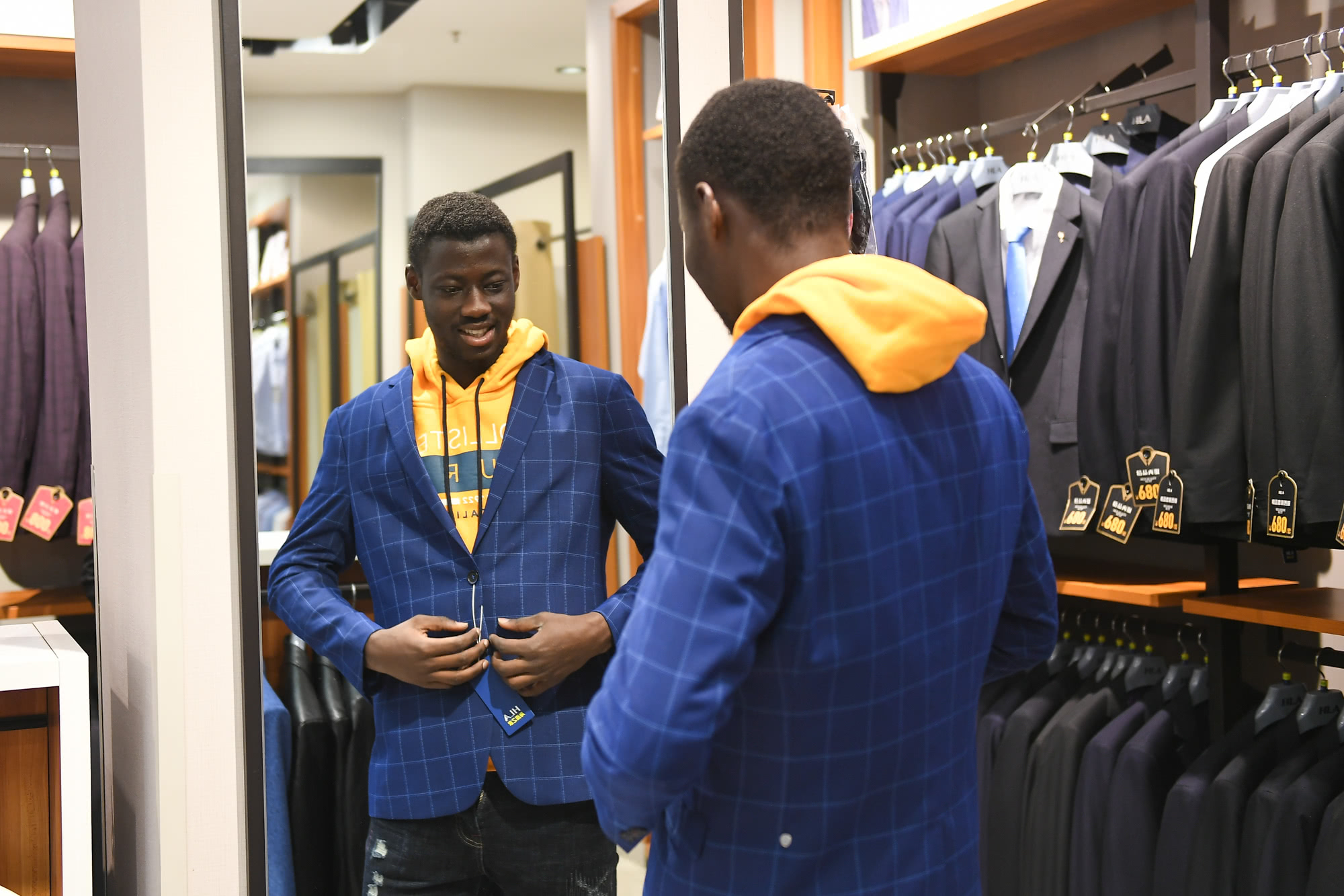 非洲小伙做汉语翻译赚第一桶金挚爱世界杯欲留中国踢足球