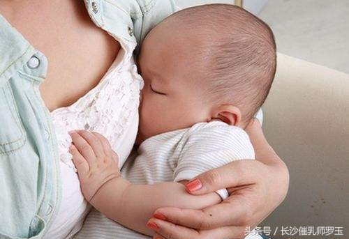 一天给宝宝母乳喂几次呢,初生羊羔每天喂几次每次喂多少奶