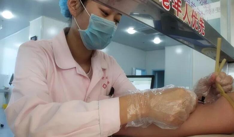 孕晚期肚皮痒长妊娠纹怎么缓解,孕晚期肚皮发痒起痘