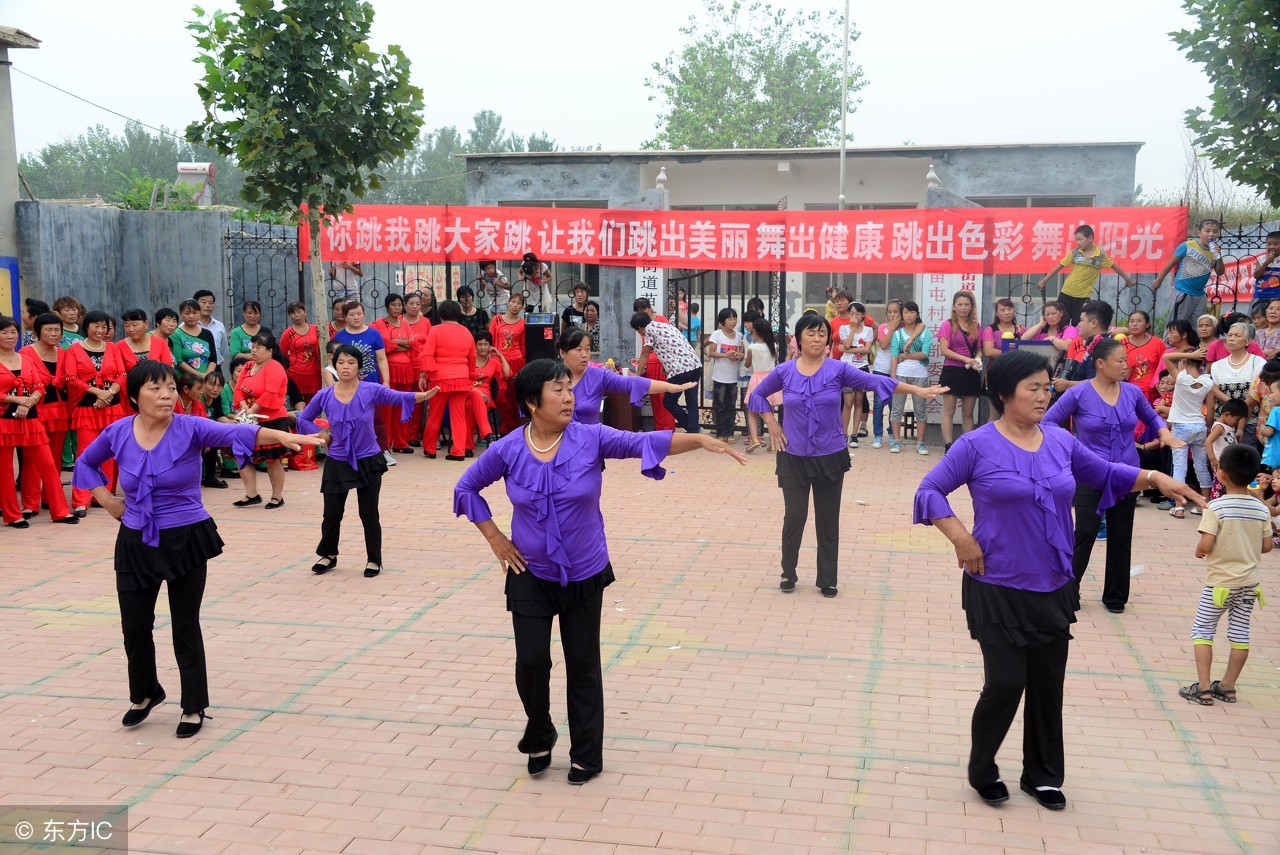 农村励志村小二，免费帮村民们代购4年，如今破三轮换了平衡车！