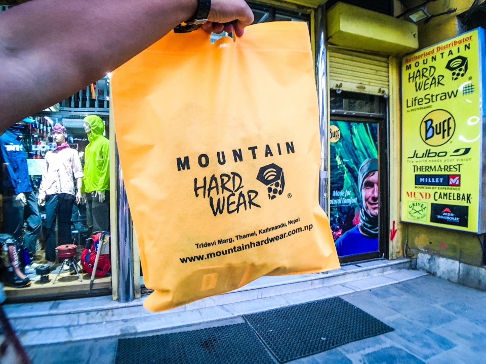 中国商人在尼泊尔赚了个金玉满堂，只因羊毛围巾全是义乌造