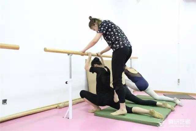 如何快速提升自己竖叉的软度,横叉竖叉软度升级的动作有哪些