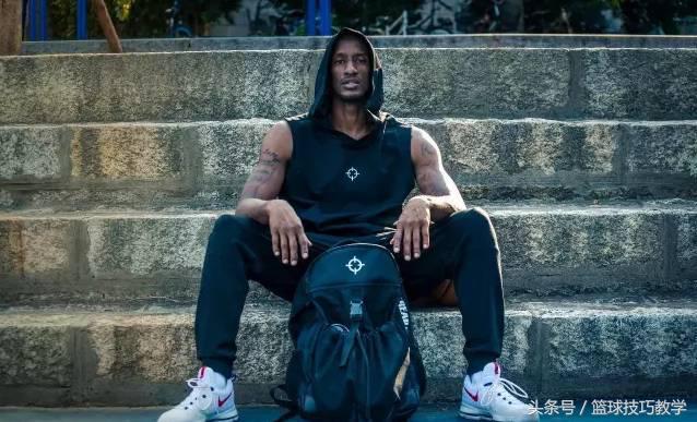 面对紧逼防守的晃人简单技巧,能晃倒防守人的个人技巧