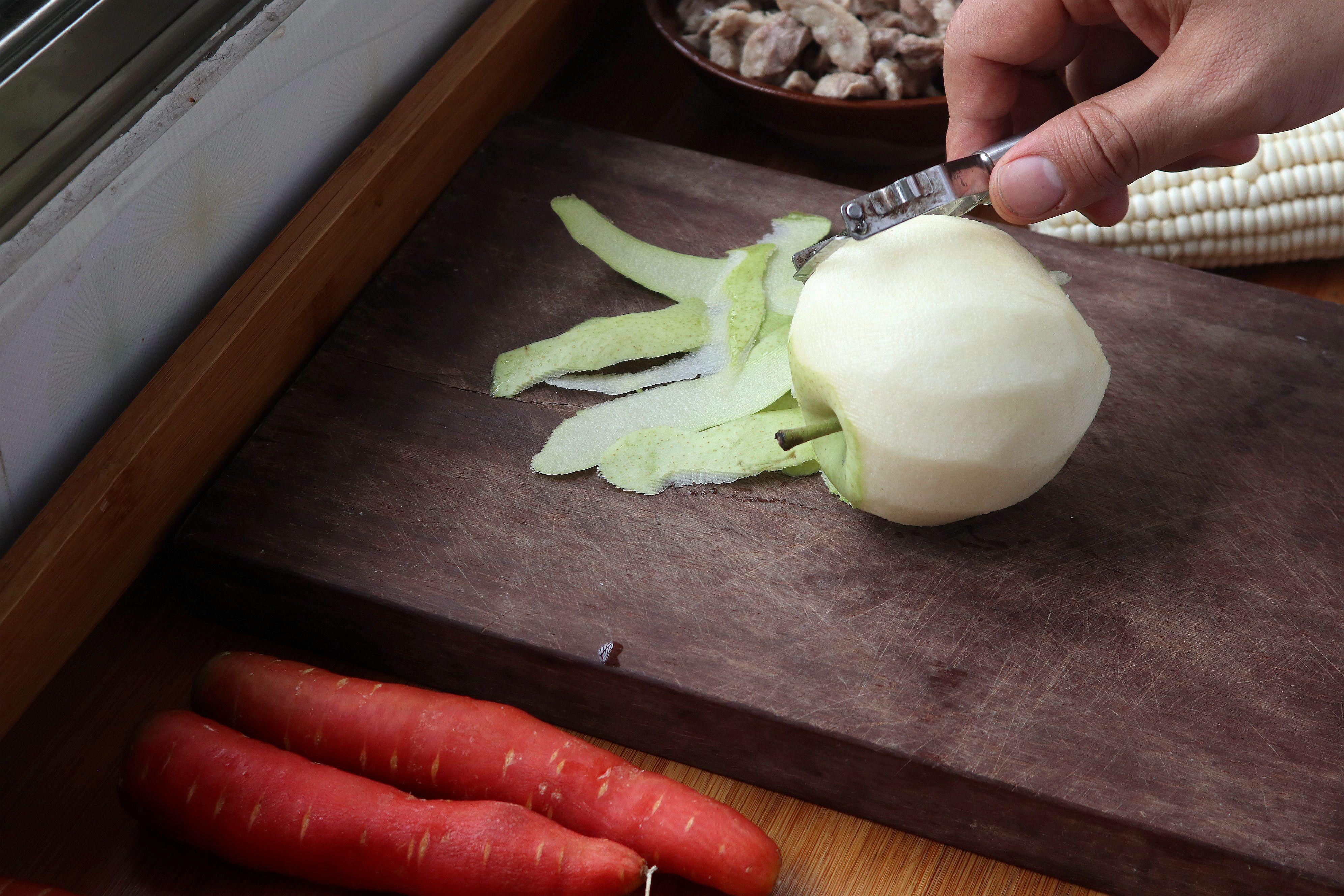 婴儿咳嗽妈妈吃什么有帮助,雪梨猪肺汤止咳化痰小孩