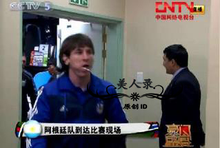 梅西踢球的那些愤怒时刻,梅西踢球就像球粘在脚上