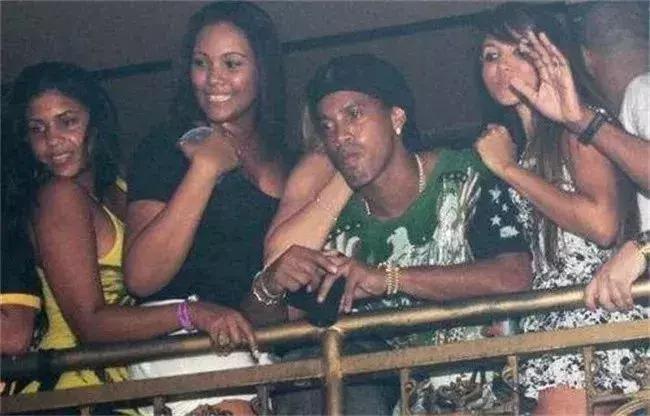 当中国男足脱掉衣服全世界都吐了！年薪1亿白斩鸡身材！