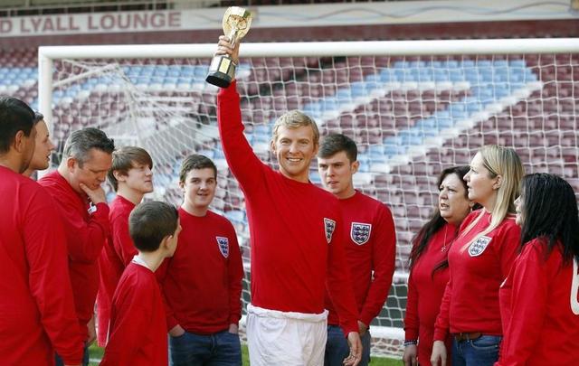 足球最佳阵容梅西c位出场,足球史上最强11人阵容c罗