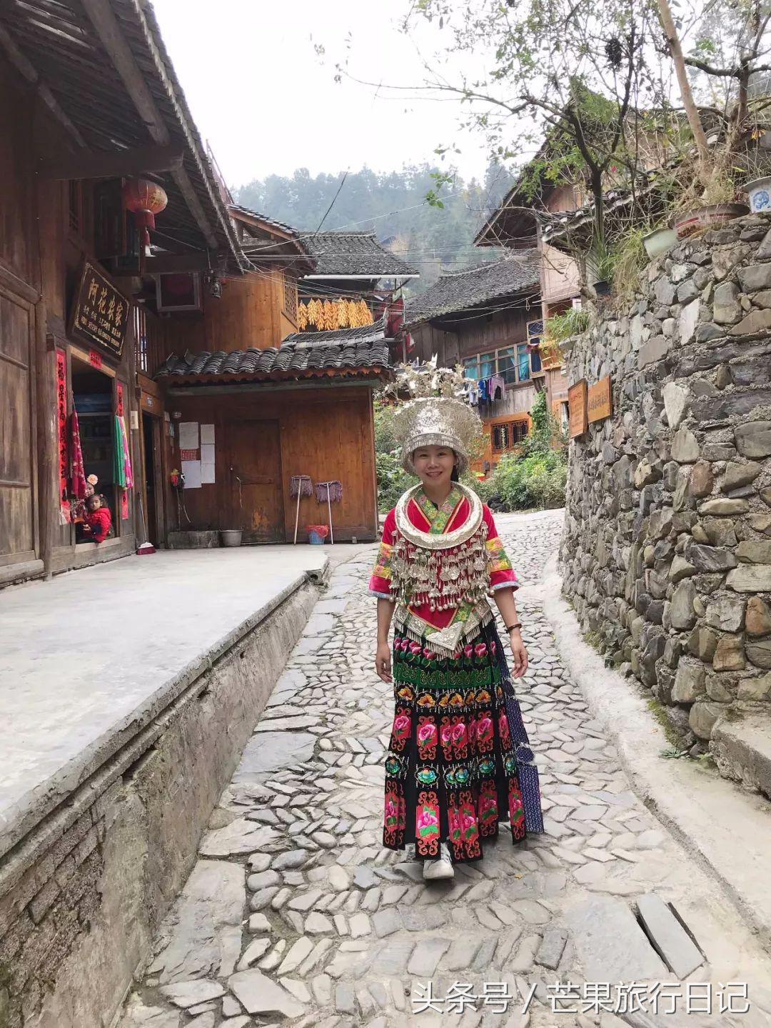 贵州西江千户苗寨苗服 (西江千户苗寨朗德上寨哪个值得去)