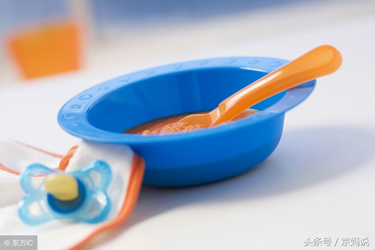 刚开始添加辅食小朋友不怎么吃,如何正确给娃加辅食