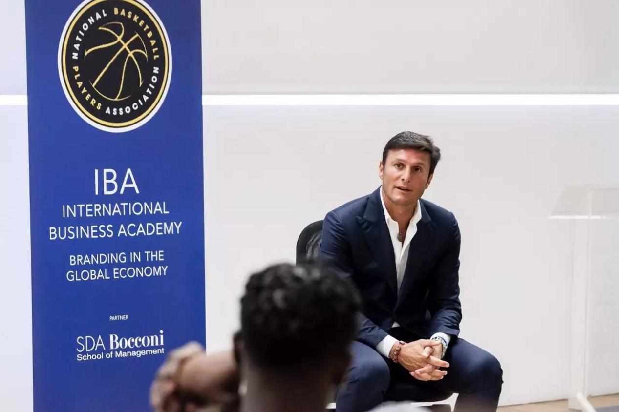 小米香港上市，雷军始终不忘最初的100名米粉，不愧是良心企业家