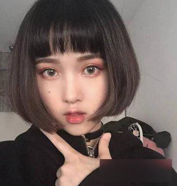 适合圆脸女生狗啃式短卷发,大脸圆脸狗啃式短发发型女