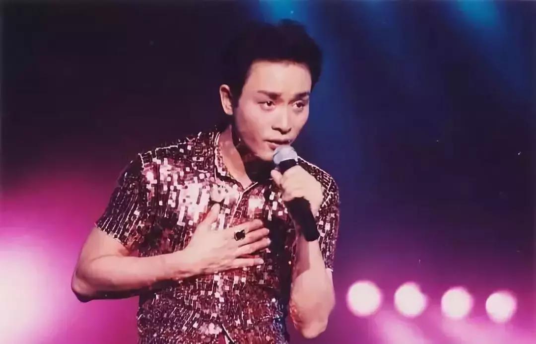 他是林夕、黄伟文共同的偶像，10年作词千首，被誉为“港乐鬼才”