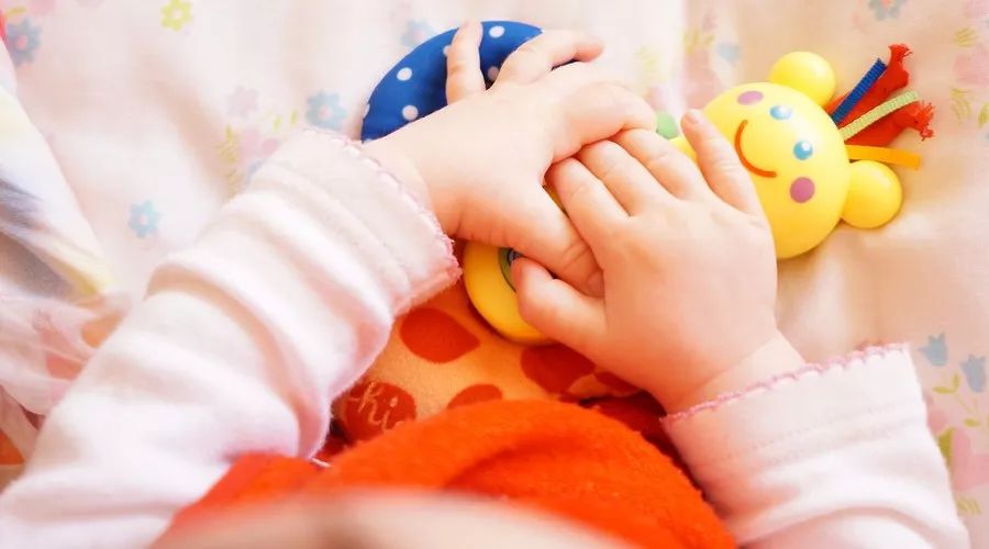 宝宝拇指内扣一定是脑损伤么,宝宝拇指内扣会影响头脑发育吗