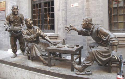 下班后约上朋友喝酒聊聊什么,下班约几个朋友喝酒