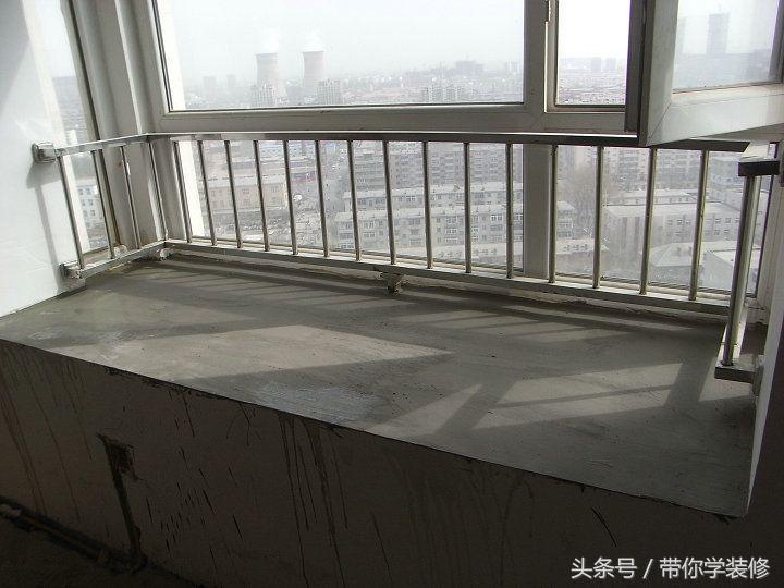 飘窗顶部漏水怎么刷防水,飘窗漏水该怎么高空处理呢