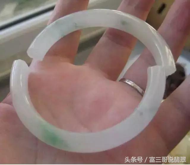 翡翠手镯断了如何处理,翡翠手镯断了怎么办