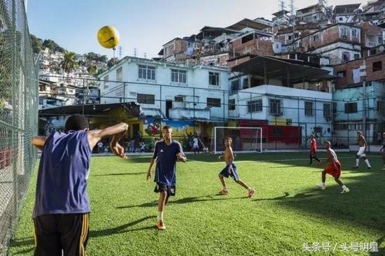 足球世界杯很难吗,世界杯足球场地是真草吗