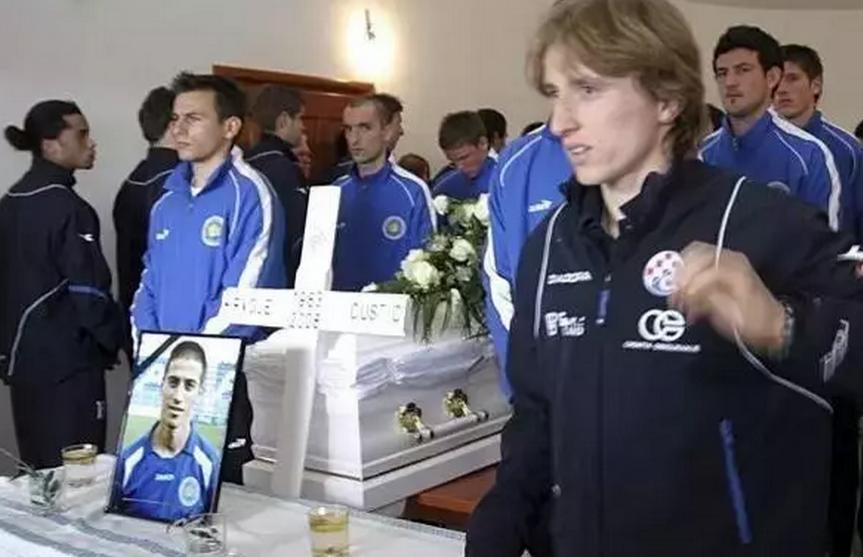 世界杯克罗地亚门将被贴脸质问,克罗地亚守门员被追