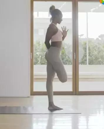 每天睡前10分钟拉筋,床上拉筋最有效的方法腿靠墙