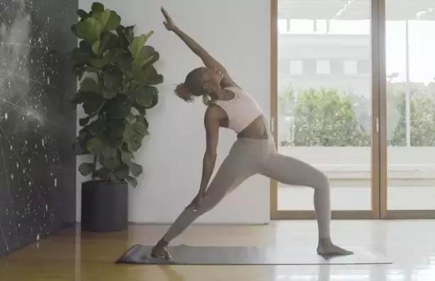 每天睡前10分钟拉筋,床上拉筋最有效的方法腿靠墙