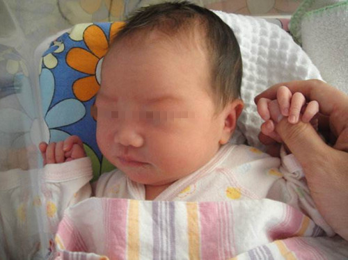 世界杯迷爸爸给孩子取了个名字，亲戚听后都笑了，妈妈气红了脸