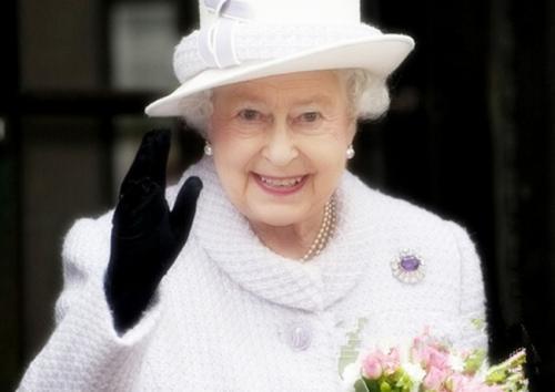 英国女王一双鞋穿了几十年,英国女王最后一次穿的系带黑皮鞋