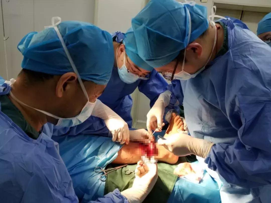 男童脸部被刺伤,小男孩被玻璃碎片割伤