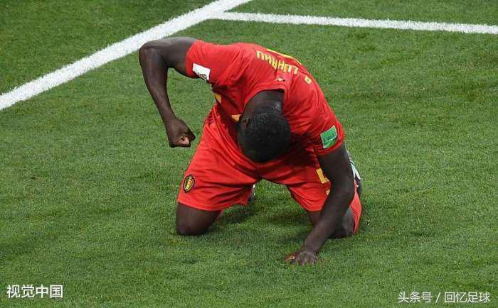 卢卡库赛后一拳打爆替补席玻璃板,阿扎尔和卢卡库告别世界杯