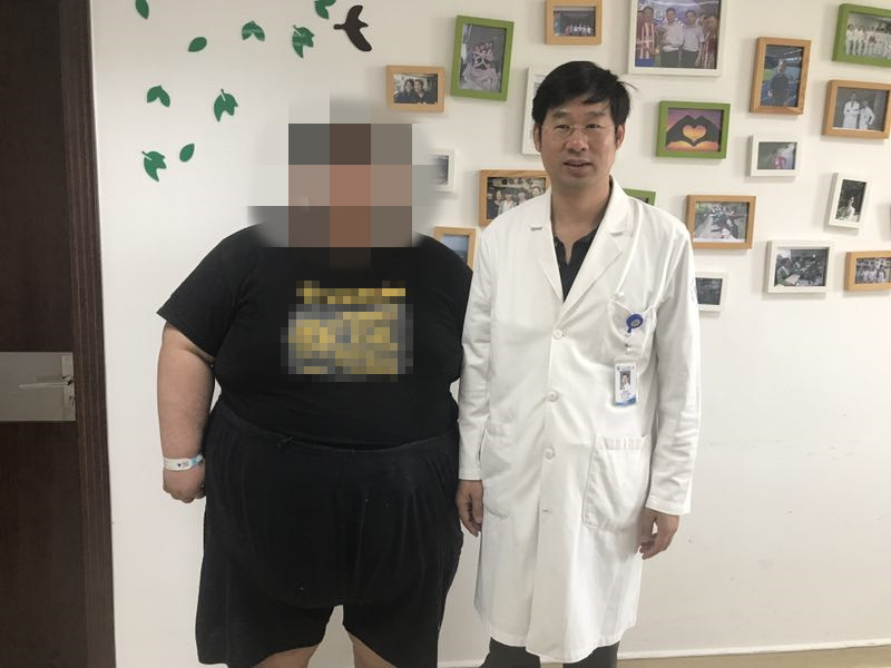 身高1米72，腰围5尺2，体重428斤，200公斤的电子称一脚踩爆表！