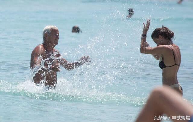 里皮拄着拐杖前来庆祝,里皮拄拐