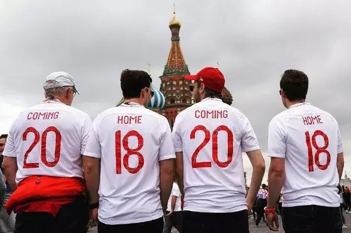 足球回不了家，哨响那一刻才知道，快乐只是你穿的保护色