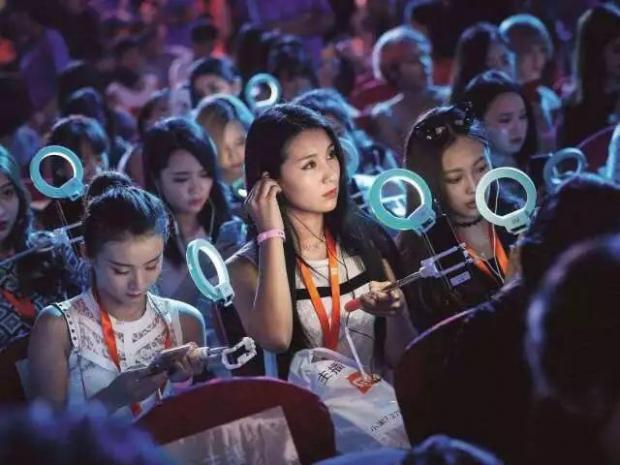 前有小米,后有美团,教网友“双击点亮”的映客,凭什么带节奏